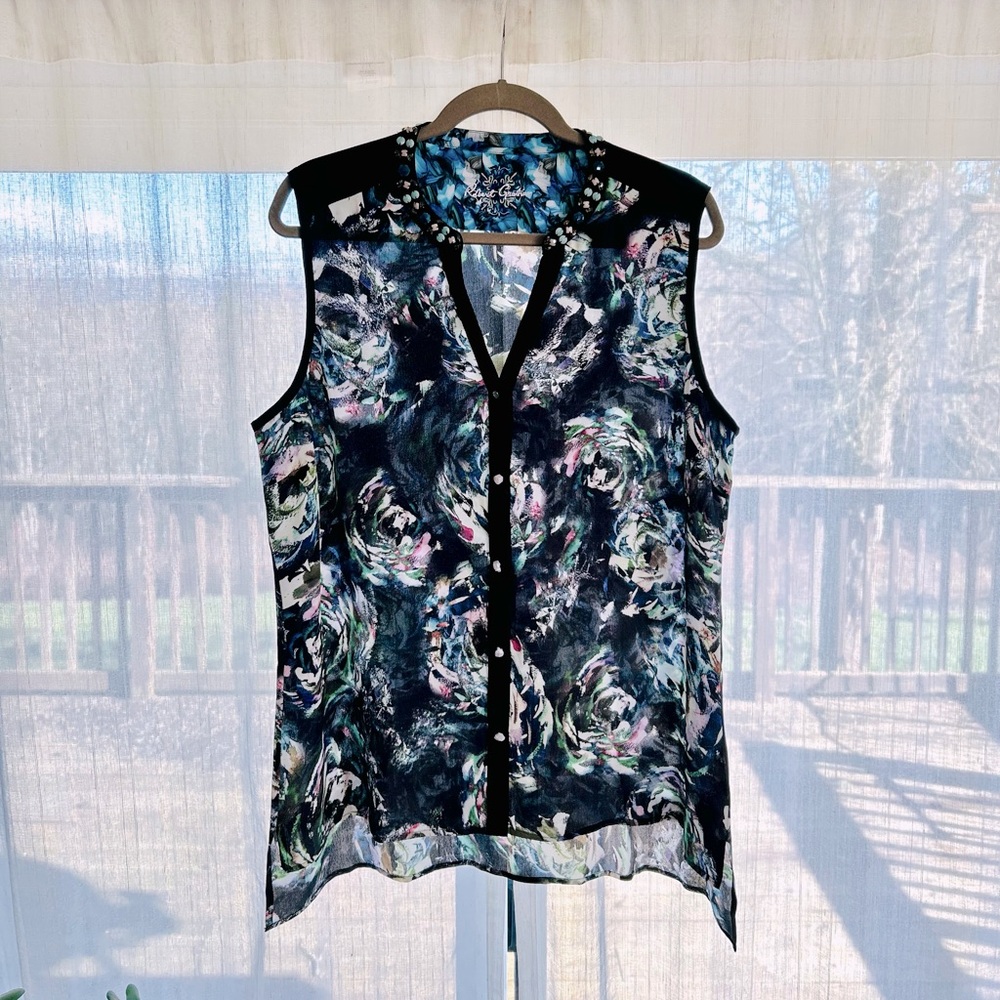 NWT - Beautiful Robert Graham blouse that’s fun and flirty, light and airy.